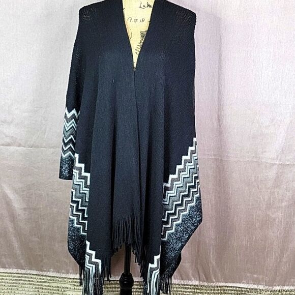CAREN SPORT Fringed‎  Chevron Cape OS Plus - Picture 1 of 9